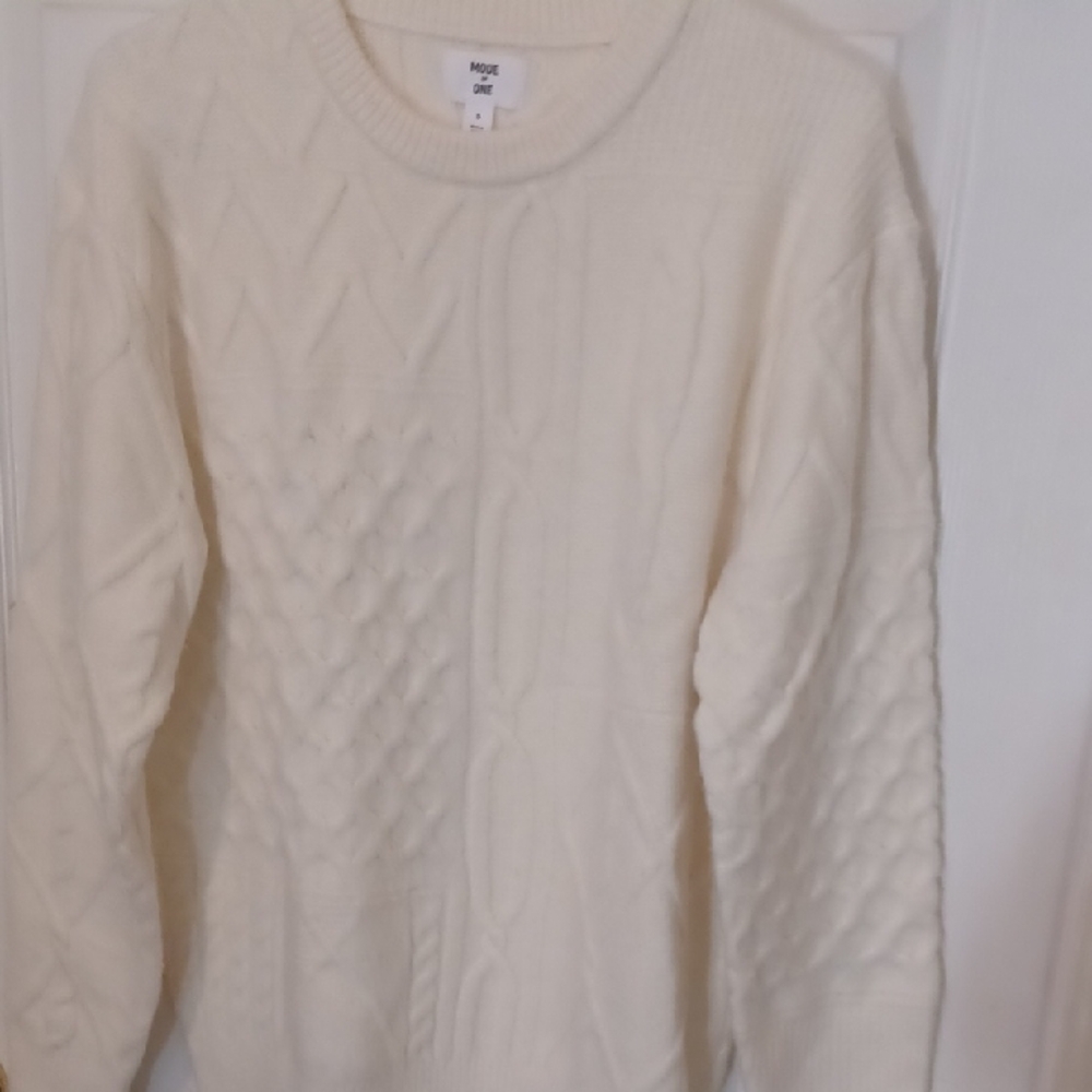 Chic Women's Ivory Cable Knit Sweater